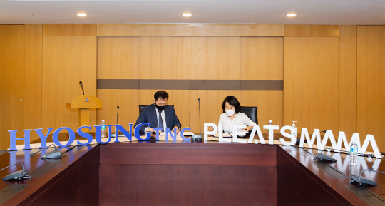지난 28일 김용섭(왼쪽) 효성티앤씨 대표와 왕종미 플리츠마마 대표가 지분투자 협약식을 가졌다. <효성티앤씨 제공>